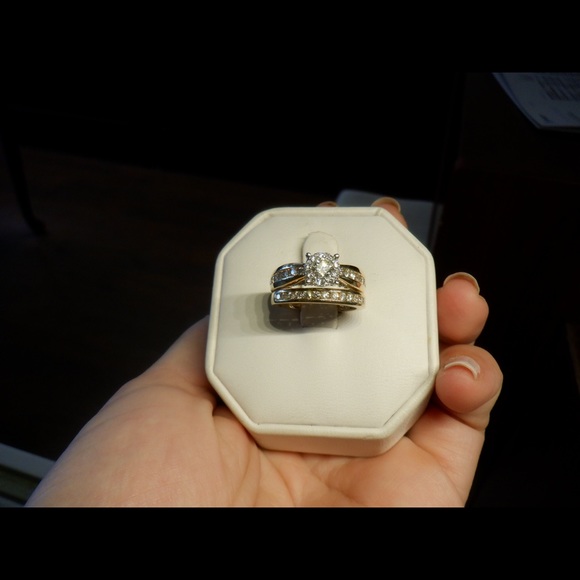 14k yellow gold Diamond d bridal set. - Picture 3 of 4